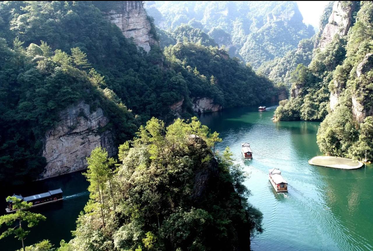 Baofeng Lake in Zhangjiajie Avatar Mountains